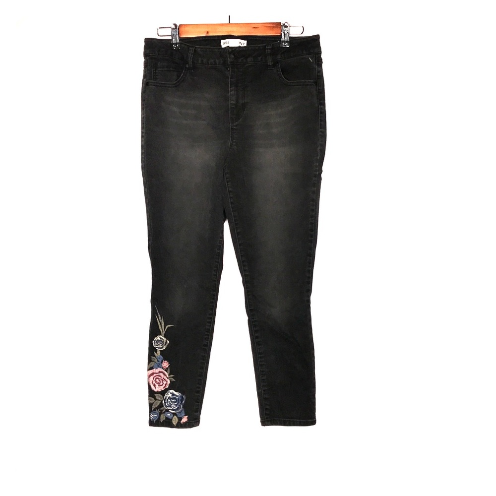Artisan NY Black Embroidered Cropped Skinny Jeans